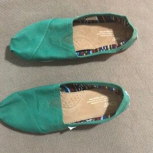 NWT Green women’s Toms with stripped interior